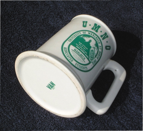 UNIVERSITY OF MARLBECK AT NORTH OHIOのマグとVANロゴ